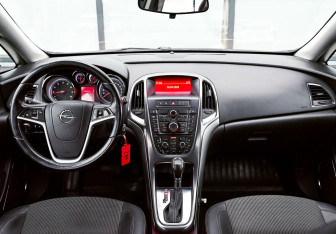 Подержанный автомобиль Opel Astra Wagon 2012 года (19 фото)