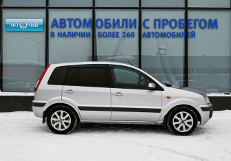 Подержанный автомобиль Ford Fusion 2008 года (6 фото)