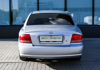 Подержанный автомобиль Hyundai Sonata 2004 года (9 фото)