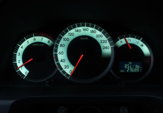 Подержанный автомобиль Toyota Corolla Verso 2006 года (15 фото)