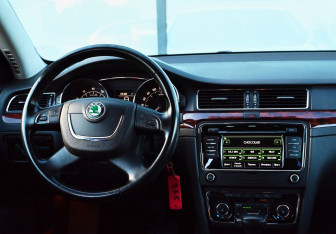 Подержанный автомобиль Skoda Superb Liftback 2012 года (19 фото)