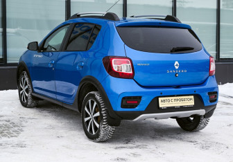 Подержанный автомобиль Renault Sandero 2015 года (3 фото)