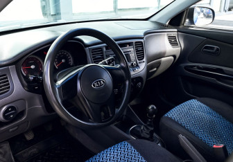 Подержанный автомобиль Kia Rio Sedan 2010 года (13 фото)