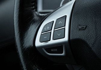 Подержанный автомобиль Peugeot 4007 2012 года (14 фото)