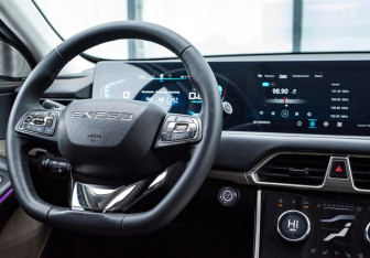 Подержанный автомобиль Exeed TXL 2022 года (18 фото)