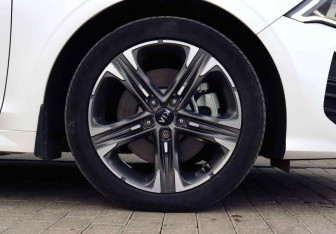 Подержанный автомобиль Kia K5 2021 года (25 фото)