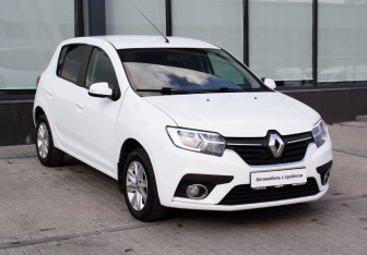 Подержанный автомобиль Renault Sandero 2018 года (7 фото)