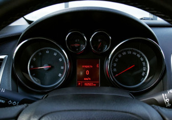 Подержанный автомобиль Opel Astra Hatchback 2011 года (11 фото)