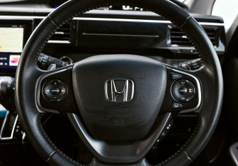 Подержанный автомобиль Honda Stepwgn 2016 года (10 фото)