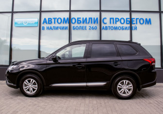 Подержанный автомобиль Mitsubishi Outlander 2021 года (2 фото)