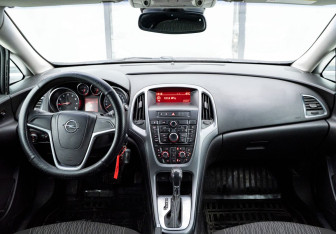 Подержанный автомобиль Opel Astra Sedan 2012 года (12 фото)