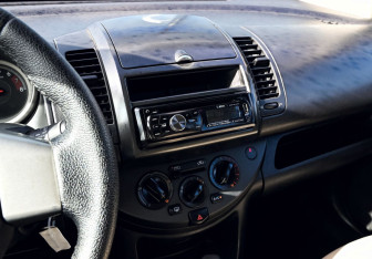 Подержанный автомобиль Nissan Note 2006 года (10 фото)