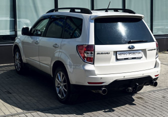 Подержанный автомобиль Subaru Forester Suv 2010 года (3 фото)