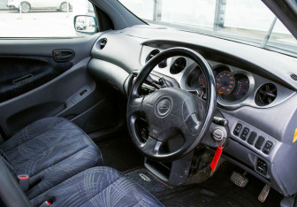 Подержанный автомобиль Daihatsu YRV 2001 года (14 фото)