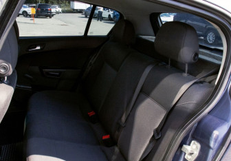 Подержанный автомобиль Opel Astra Hatchback 2010 года (17 фото)