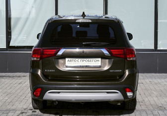 Подержанный автомобиль Mitsubishi Outlander 2018 года (4 фото)
