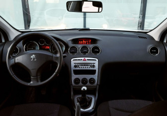 Подержанный автомобиль Peugeot 408 2013 года (16 фото)