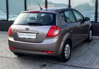 Подержанный автомобиль Kia Ceed Hatchback 2011 года (5 фото)