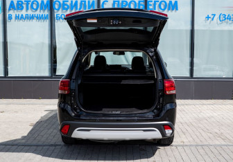 Подержанный автомобиль Mitsubishi Outlander 2018 года (22 фото)