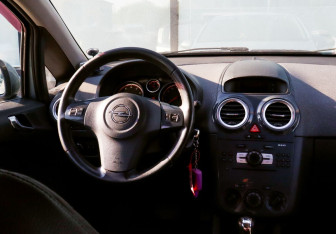 Подержанный автомобиль Opel Corsa 2011 года (19 фото)