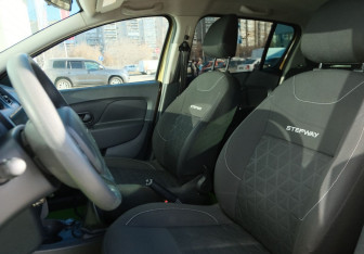 Подержанный автомобиль Renault Sandero 2018 года (15 фото)