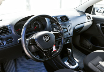 Подержанный автомобиль Volkswagen Polo Sedan 2017 года (13 фото)