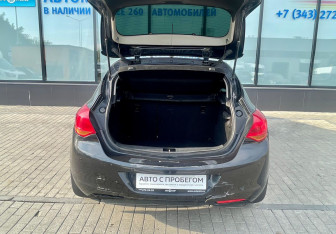 Подержанный автомобиль Opel Astra Hatchback 2011 года (16 фото)