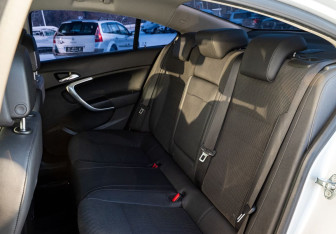 Подержанный автомобиль Opel Insignia Sedan 2011 года (16 фото)