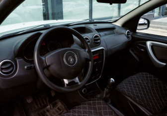 Подержанный автомобиль Renault Duster 2012 года (13 фото)