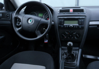Подержанный автомобиль Skoda Octavia Liftback 2007 года (11 фото)