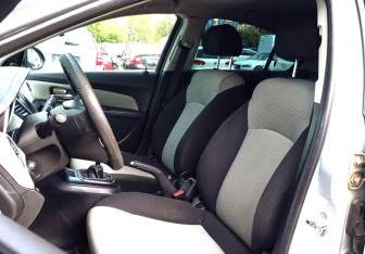 Подержанный автомобиль Chevrolet Cruze Sedan 2011 года (15 фото)