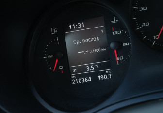 Подержанный автомобиль SEAT Leon Hatchback 2012 года (16 фото)