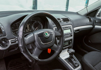 Подержанный автомобиль Skoda Octavia Liftback 2009 года (10 фото)