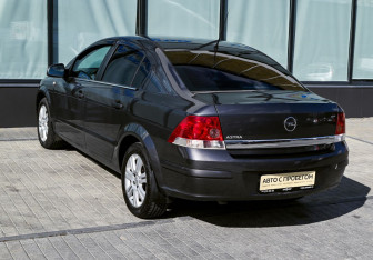 Подержанный автомобиль Opel Astra Sedan 2012 года (3 фото)