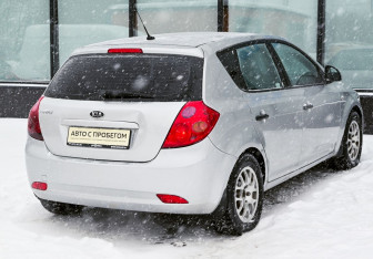 Подержанный автомобиль Kia Ceed Hatchback 2007 года (5 фото)