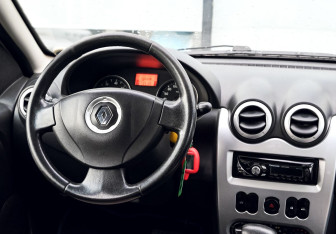 Подержанный автомобиль Renault Sandero 2012 года (17 фото)