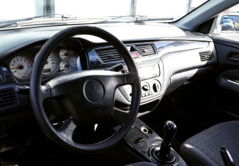 Подержанный автомобиль Mitsubishi Lancer Sedan 2004 года (12 фото)