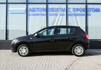 Подержанный автомобиль Renault Sandero 2015 года (2 фото)