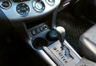 Подержанный автомобиль Toyota RAV4 2007 года (15 фото)