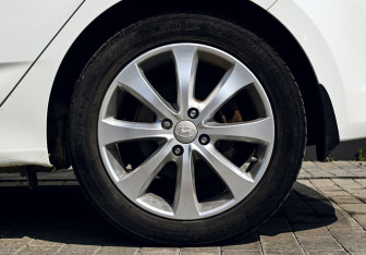 Подержанный автомобиль Hyundai Solaris Hatchback 2014 года (21 фото)