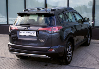 Подержанный автомобиль Toyota RAV4 2016 года (5 фото)