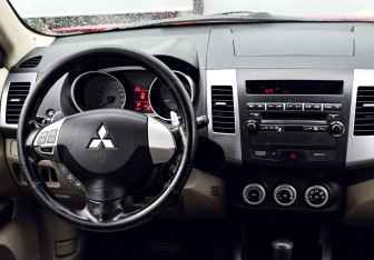 Подержанный автомобиль Mitsubishi Outlander 2007 года (18 фото)