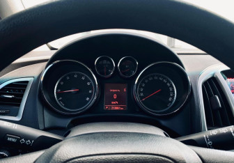 Подержанный автомобиль Opel Astra Hatchback 2011 года (17 фото)