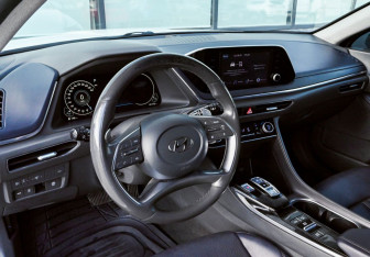 Подержанный автомобиль Hyundai Sonata 2023 года (16 фото)