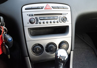 Подержанный автомобиль Peugeot 308 Hatchback 2012 года (13 фото)