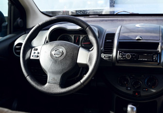 Подержанный автомобиль Nissan Note 2006 года (18 фото)