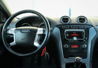 Подержанный автомобиль Ford Mondeo Sedan 2011 года (10 фото)