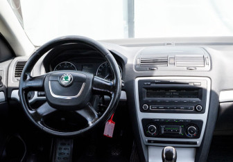 Подержанный автомобиль Skoda Octavia Liftback 2011 года (17 фото)