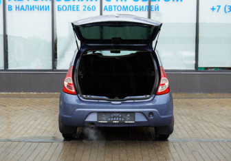 Подержанный автомобиль Renault Sandero 2011 года (17 фото)