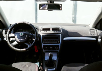 Подержанный автомобиль Skoda Octavia Liftback 2011 года (16 фото)